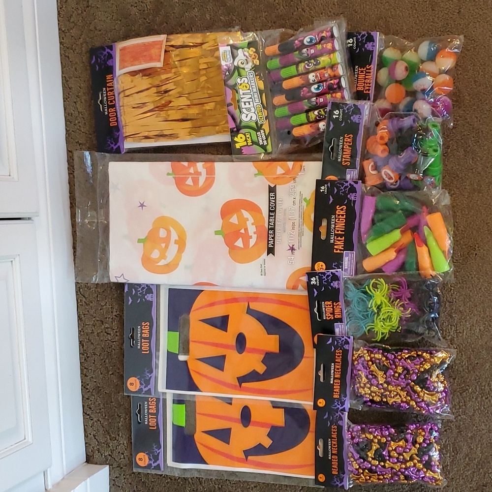 HALLOWEEN PARTY Supplies Loot Bags Prizes Tablecloth Curtain Necklace for 16 NIP